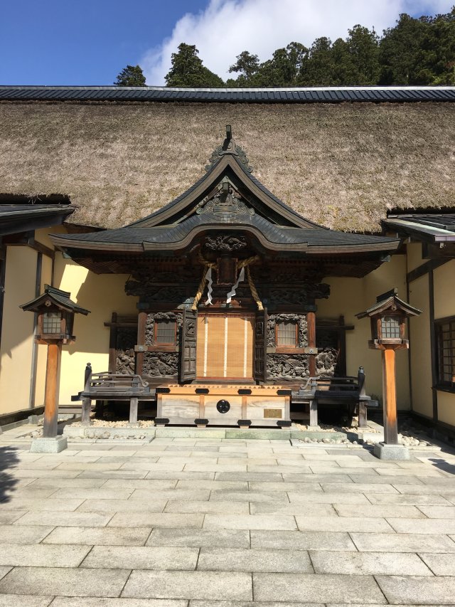 古峯神社　お賽銭箱の前